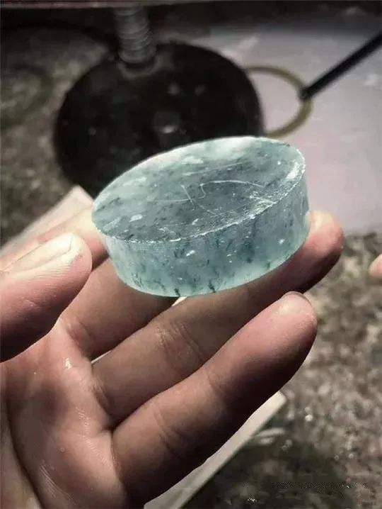 翡翠有裂原石图片的简单介绍-第1张图片-翡翠网 翡翠有裂原石图片的简单介绍-第1张图片-翡翠网