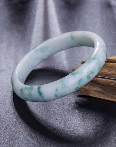 10万元的翡翠手镯一折的翡翠手镯-第1张图片-翡翠网 10万元的翡翠手镯一折的翡翠手镯-第1张图片-翡翠网