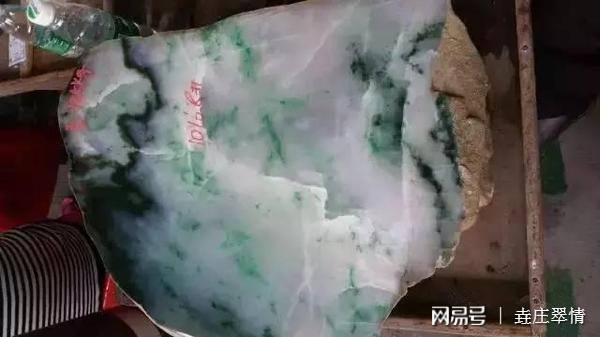 翡翠原石怎么出来的,哪能找到翡翠原石-第1张图片-翡翠网 翡翠原石怎么出来的,哪能找到翡翠原石-第1张图片-翡翠网