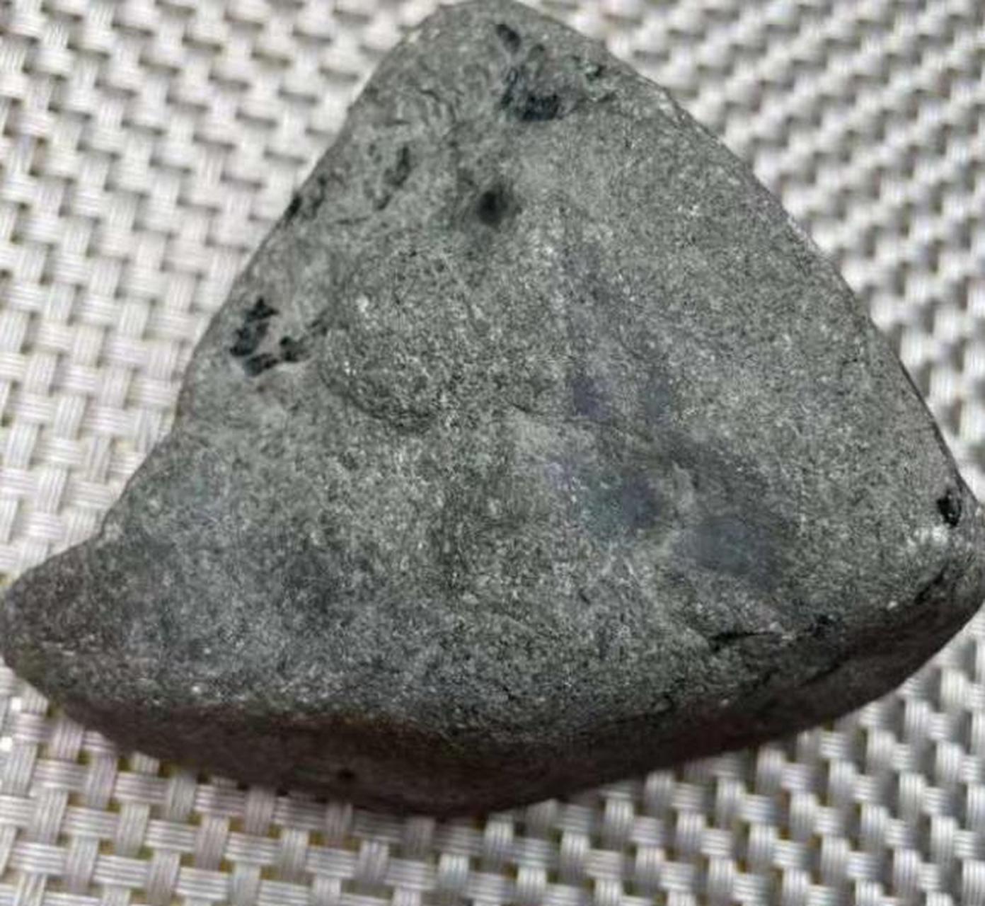 翡翠原石表皮全是晶体好吗翡翠原石表皮冰沙粒表现-第2张图片-翡翠网 翡翠原石表皮全是晶体好吗翡翠原石表皮冰沙粒表现-第2张图片-翡翠网