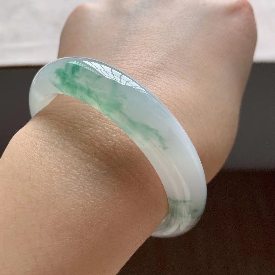 糯化翡翠手镯,糯化种手镯大概多少钱一只-第2张图片-翡翠网 糯化翡翠手镯,糯化种手镯大概多少钱一只-第2张图片-翡翠网