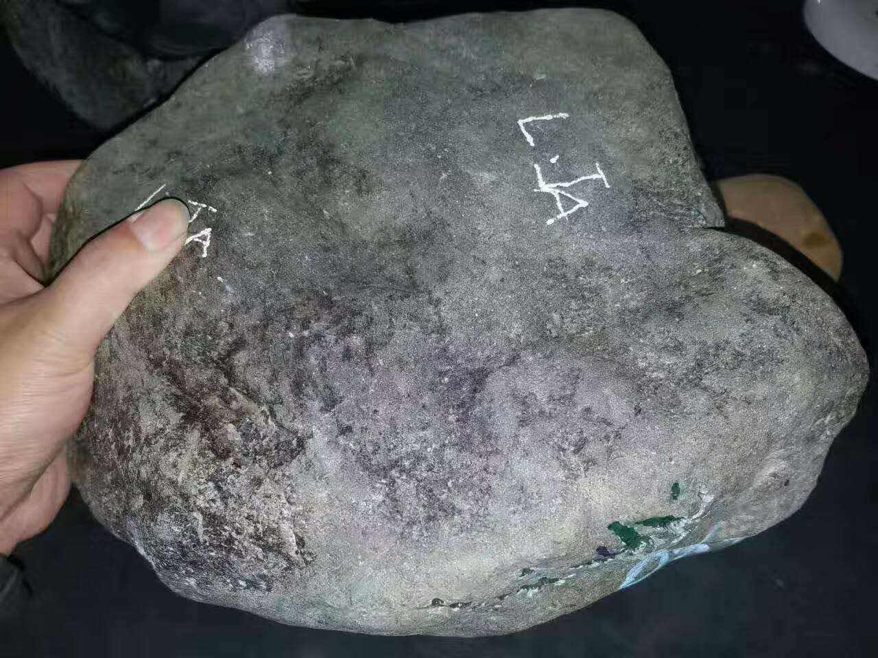 莫弯基黑皮赌石出料图莫弯基翡翠原石雾层-第1张图片-翡翠网 莫弯基黑皮赌石出料图莫弯基翡翠原石雾层-第1张图片-翡翠网