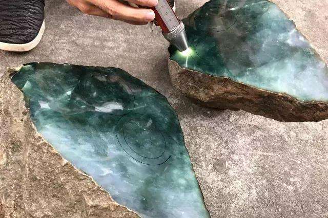 黄杨绿翡翠原石切法100种翡翠原石切法-第2张图片-翡翠网 黄杨绿翡翠原石切法100种翡翠原石切法-第2张图片-翡翠网