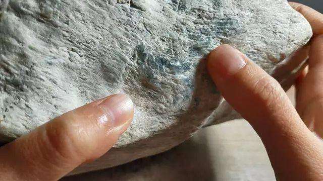 翡翠原石双层皮壳,翡翠包浆皮原石-第1张图片-翡翠网 翡翠原石双层皮壳,翡翠包浆皮原石-第1张图片-翡翠网