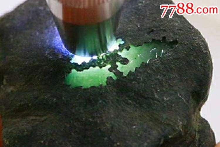 翡翠原石口料改造,翡翠原石赌石技巧图解-第1张图片-翡翠网 翡翠原石口料改造,翡翠原石赌石技巧图解-第1张图片-翡翠网