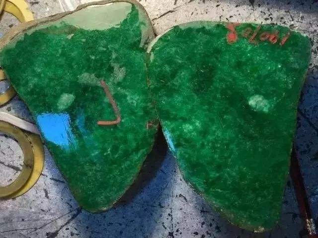 十大最昂贵的翡翠手镯,土豪买的翡翠原石-第2张图片-翡翠网 十大最昂贵的翡翠手镯,土豪买的翡翠原石-第2张图片-翡翠网