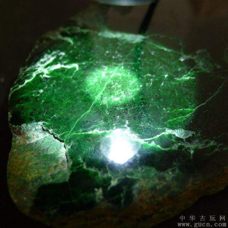 天然冰阳绿毛料缅甸玉石翡翠原石翡翠原石表面发青-第2张图片-翡翠网 天然冰阳绿毛料缅甸玉石翡翠原石翡翠原石表面发青-第2张图片-翡翠网
