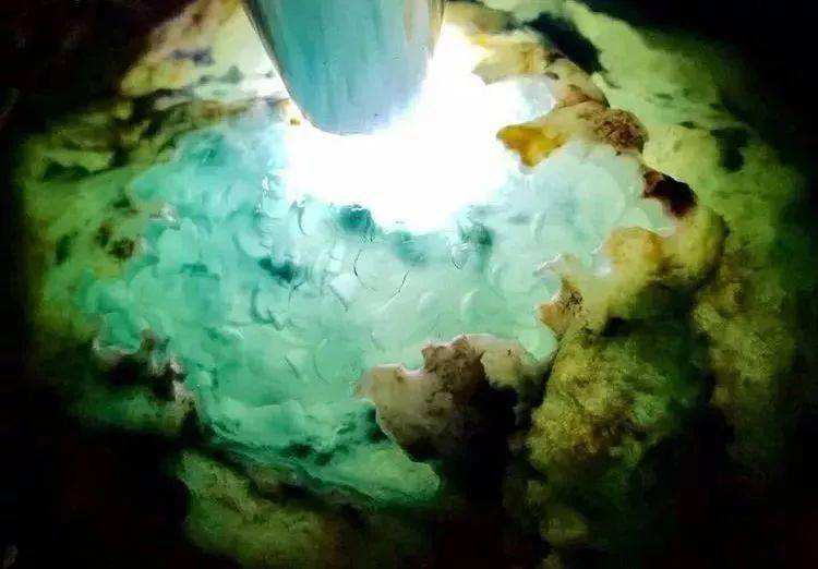 玉溪翡翠三支装800元玉溪翡翠原石市场-第2张图片-翡翠网 玉溪翡翠三支装800元玉溪翡翠原石市场-第2张图片-翡翠网