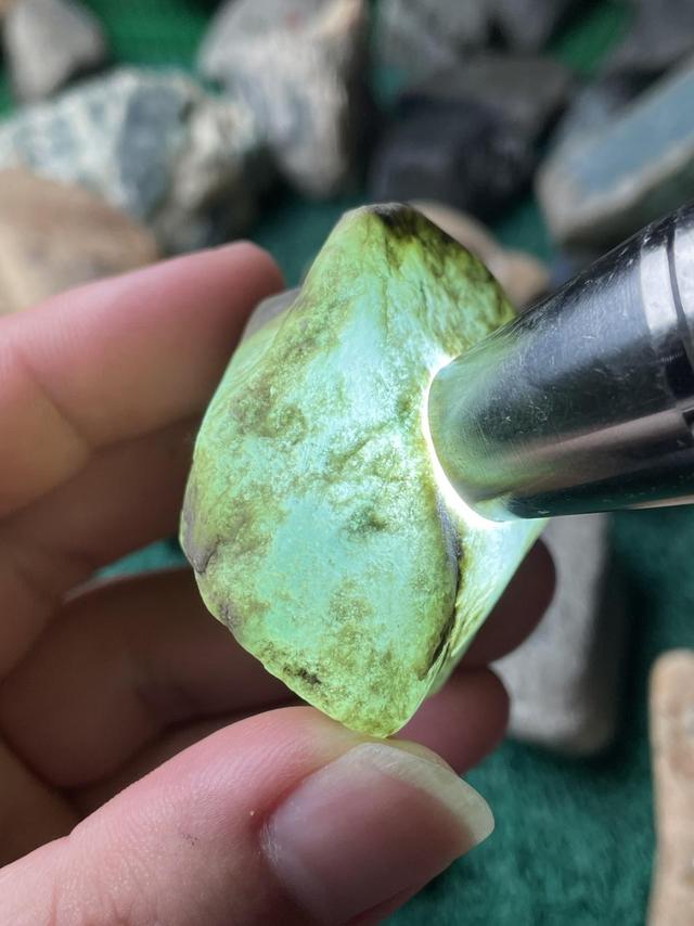 翡翠原石底色对比翡翠最好的十种颜色-第2张图片-翡翠网 翡翠原石底色对比翡翠最好的十种颜色-第2张图片-翡翠网