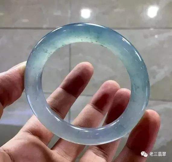 雪花棉翡翠手镯都是老坑的吗,蓝水飘雪花棉翡翠手镯图片-第1张图片-翡翠网 雪花棉翡翠手镯都是老坑的吗,蓝水飘雪花棉翡翠手镯图片-第1张图片-翡翠网