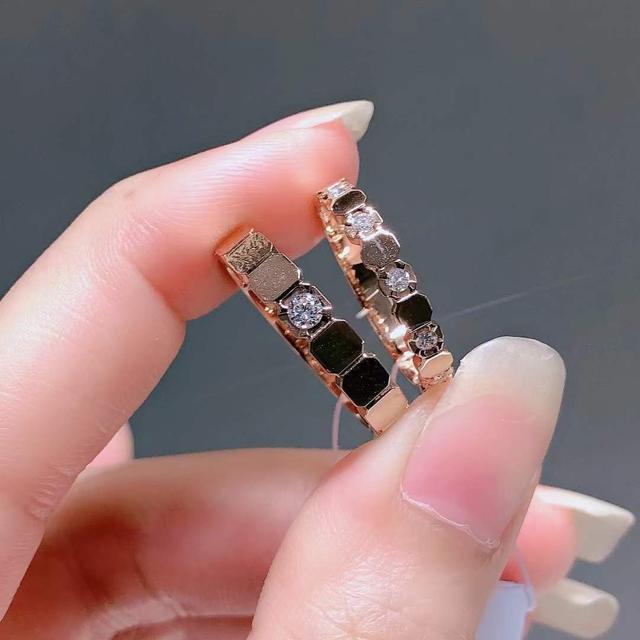 对戒结婚交换戒指是钻戒还是对戒-第1张图片-翡翠网 对戒结婚交换戒指是钻戒还是对戒-第1张图片-翡翠网