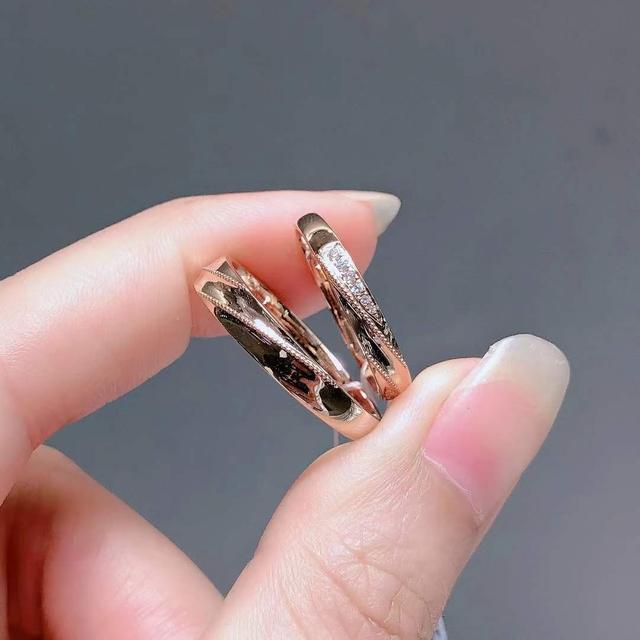 对戒结婚交换戒指是钻戒还是对戒-第5张图片-翡翠网 对戒结婚交换戒指是钻戒还是对戒-第5张图片-翡翠网