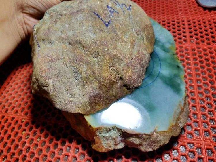 最贵的翡翠原石500亿图片最值钱的原石翡翠-第1张图片-翡翠网 最贵的翡翠原石500亿图片最值钱的原石翡翠-第1张图片-翡翠网