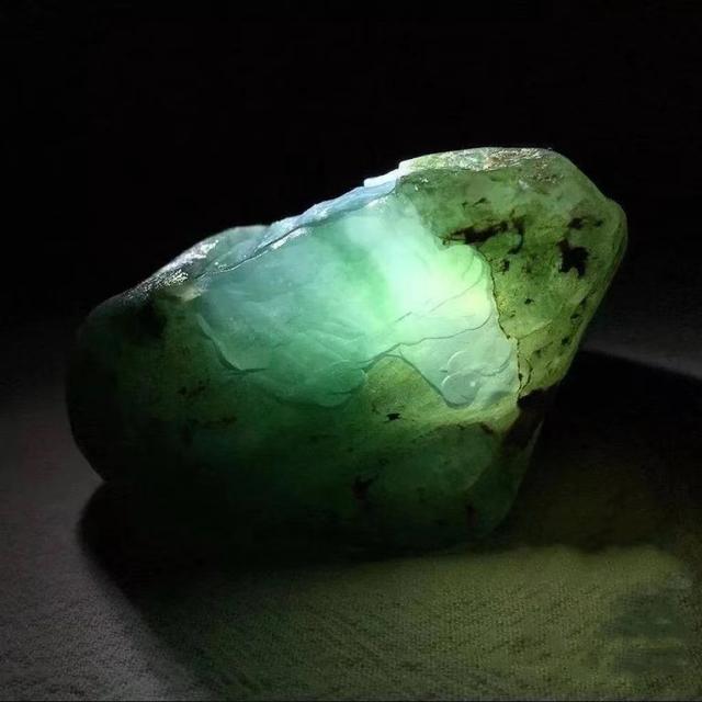 翡翠原石极品籽料图片,极品翡翠原石图片-第7张图片-翡翠网