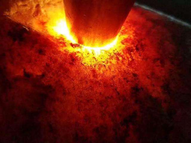 烧红翡翠原石打灯的表现,翡翠原石打灯各个光圈代表-第1张图片-翡翠网 烧红翡翠原石打灯的表现,翡翠原石打灯各个光圈代表-第1张图片-翡翠网