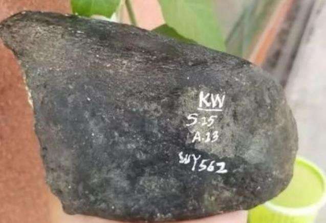 翡翠5种不值钱的图片内地有翡翠原石吗-第1张图片-翡翠网 翡翠5种不值钱的图片内地有翡翠原石吗-第1张图片-翡翠网