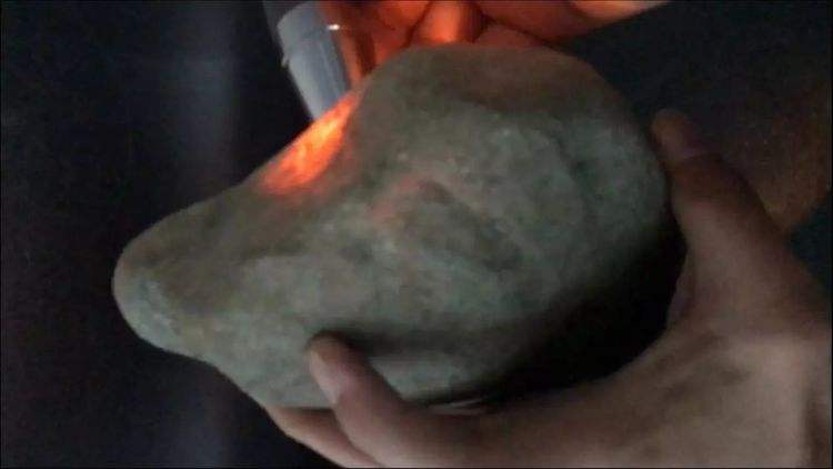 大马坎原石打灯是黄雾翡翠原石打灯很透-第1张图片-翡翠网 大马坎原石打灯是黄雾翡翠原石打灯很透-第1张图片-翡翠网