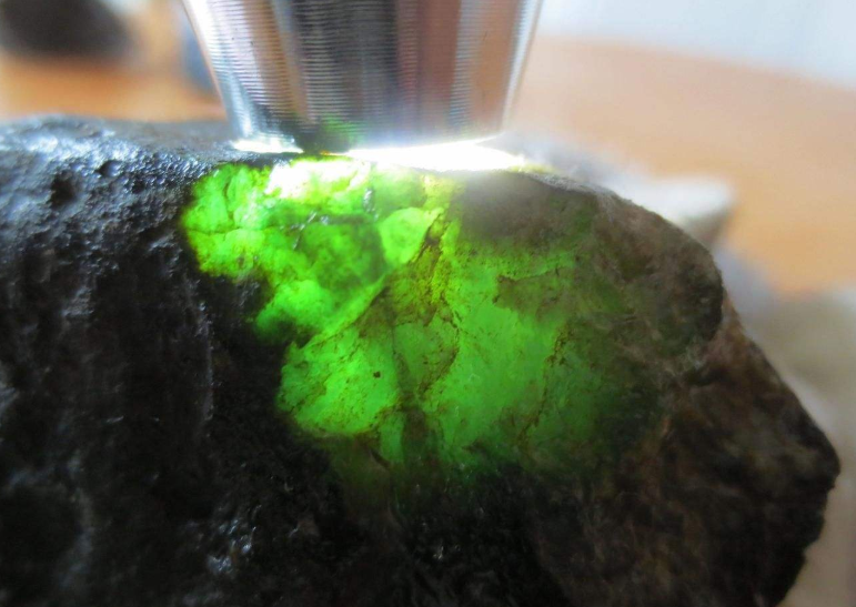 大马坎原石打灯是黄雾翡翠原石打灯很透-第2张图片-翡翠网 大马坎原石打灯是黄雾翡翠原石打灯很透-第2张图片-翡翠网