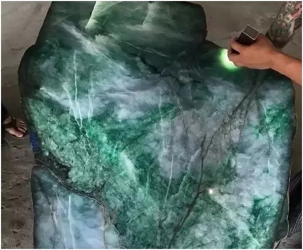 香港买的翡翠原石,有生长纹的翡翠手镯能买吗-第1张图片-翡翠网 香港买的翡翠原石,有生长纹的翡翠手镯能买吗-第1张图片-翡翠网