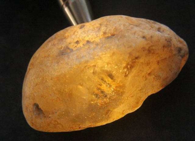 翡翠原石鉴定水沫子,翡翠原石帝王绿180亿-第1张图片-翡翠网 翡翠原石鉴定水沫子,翡翠原石帝王绿180亿-第1张图片-翡翠网