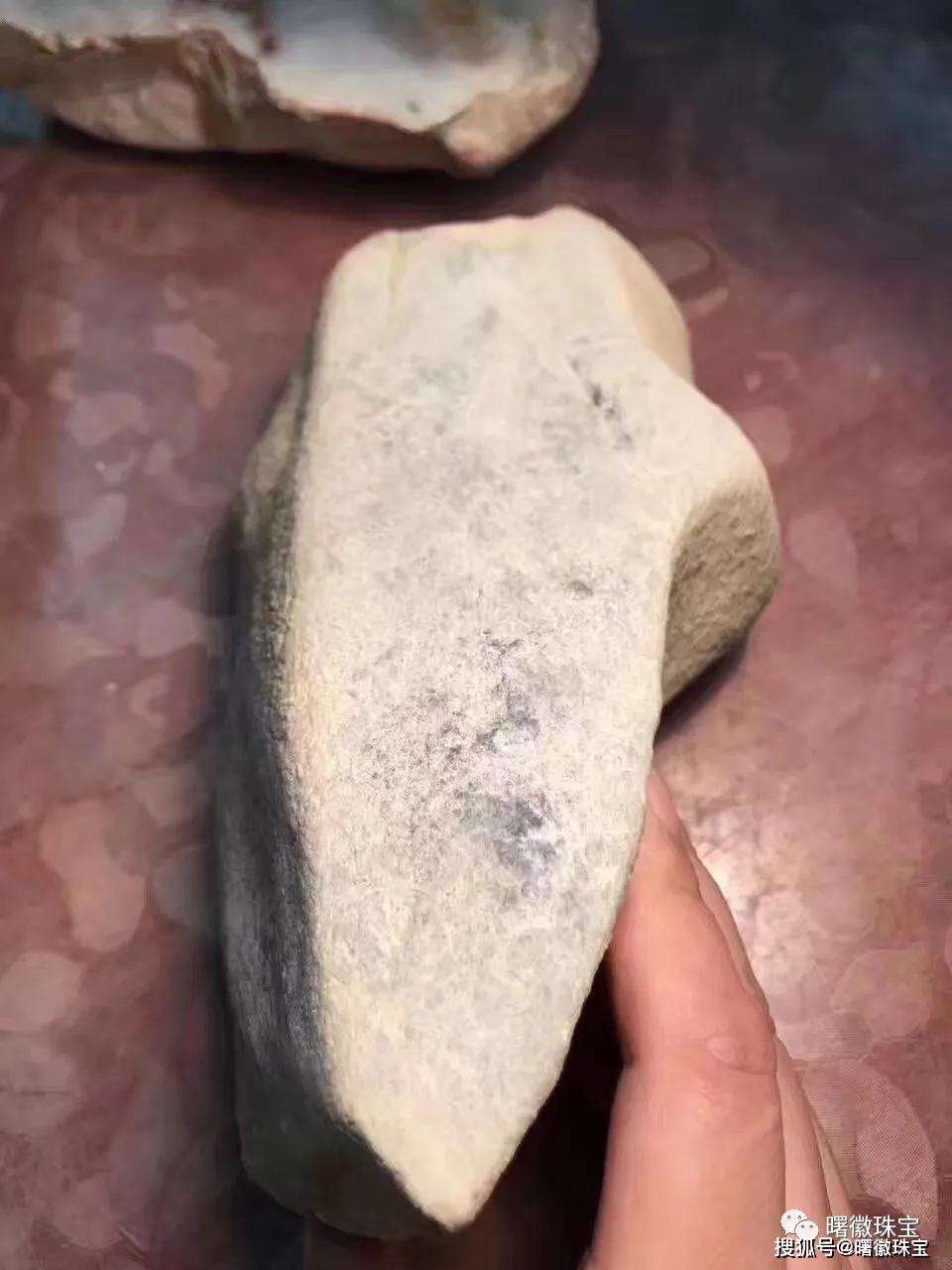 翡翠原石木讷,翡翠和翡翠原石-第1张图片-翡翠网 翡翠原石木讷,翡翠和翡翠原石-第1张图片-翡翠网