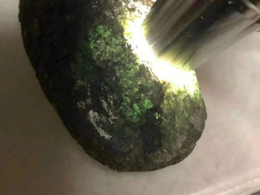 翡翠原石木讷,翡翠和翡翠原石-第2张图片-翡翠网 翡翠原石木讷,翡翠和翡翠原石-第2张图片-翡翠网