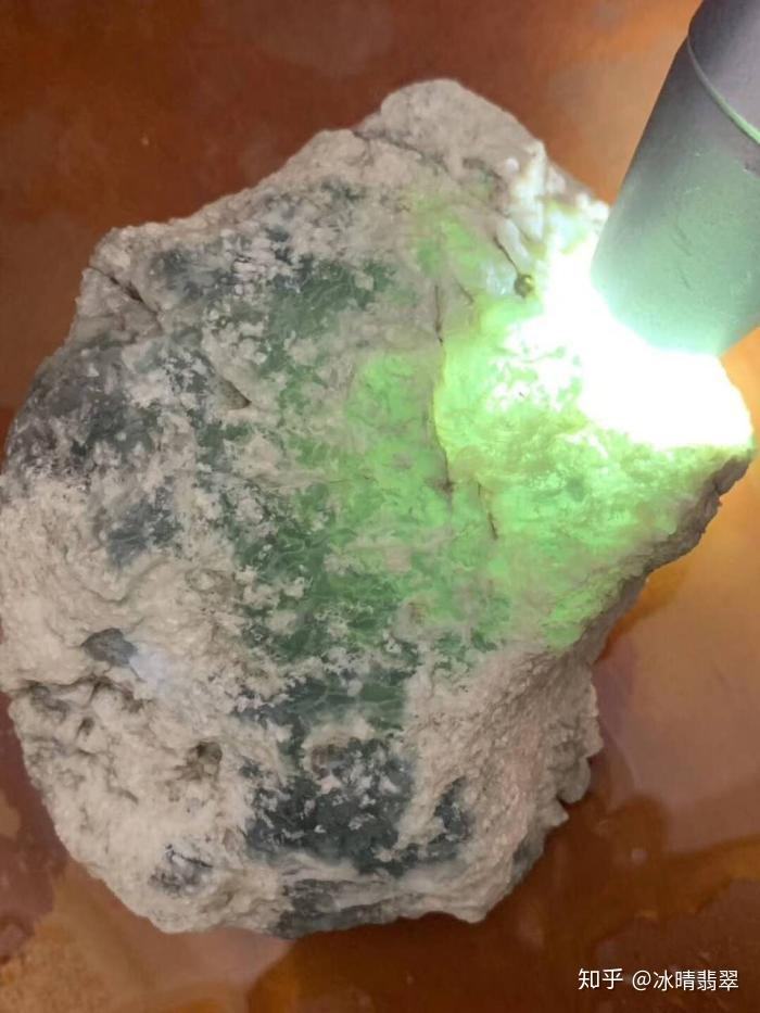 满满萤光翡翠原石图片,翡翠原石哪里买比较靠谱-第2张图片-翡翠网 满满萤光翡翠原石图片,翡翠原石哪里买比较靠谱-第2张图片-翡翠网