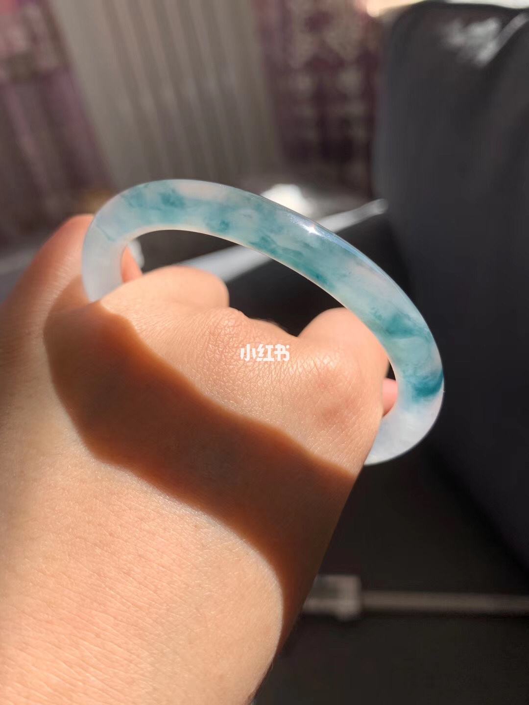 翡翠手镯有一条白线是裂还是棉线翡翠手镯的上面有一条线-第1张图片-翡翠网 翡翠手镯有一条白线是裂还是棉线翡翠手镯的上面有一条线-第1张图片-翡翠网