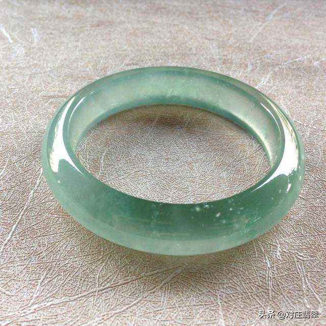 翡翠手镯有一条白线是裂还是棉线翡翠手镯的上面有一条线-第2张图片-翡翠网 翡翠手镯有一条白线是裂还是棉线翡翠手镯的上面有一条线-第2张图片-翡翠网