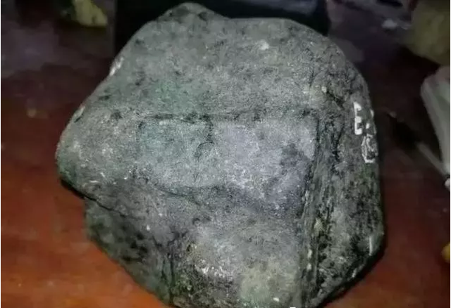 翡翠原石出售网黑宝石翡翠原石-第1张图片-翡翠网 翡翠原石出售网黑宝石翡翠原石-第1张图片-翡翠网