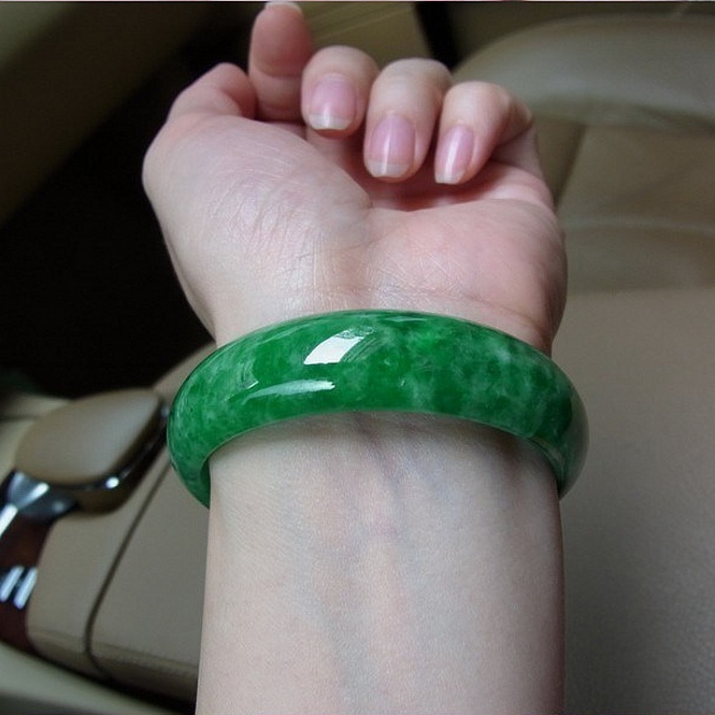 祖母绿手镯多少钱一个祖母绿翡翠手镯价格-第1张图片-翡翠网 祖母绿手镯多少钱一个祖母绿翡翠手镯价格-第1张图片-翡翠网