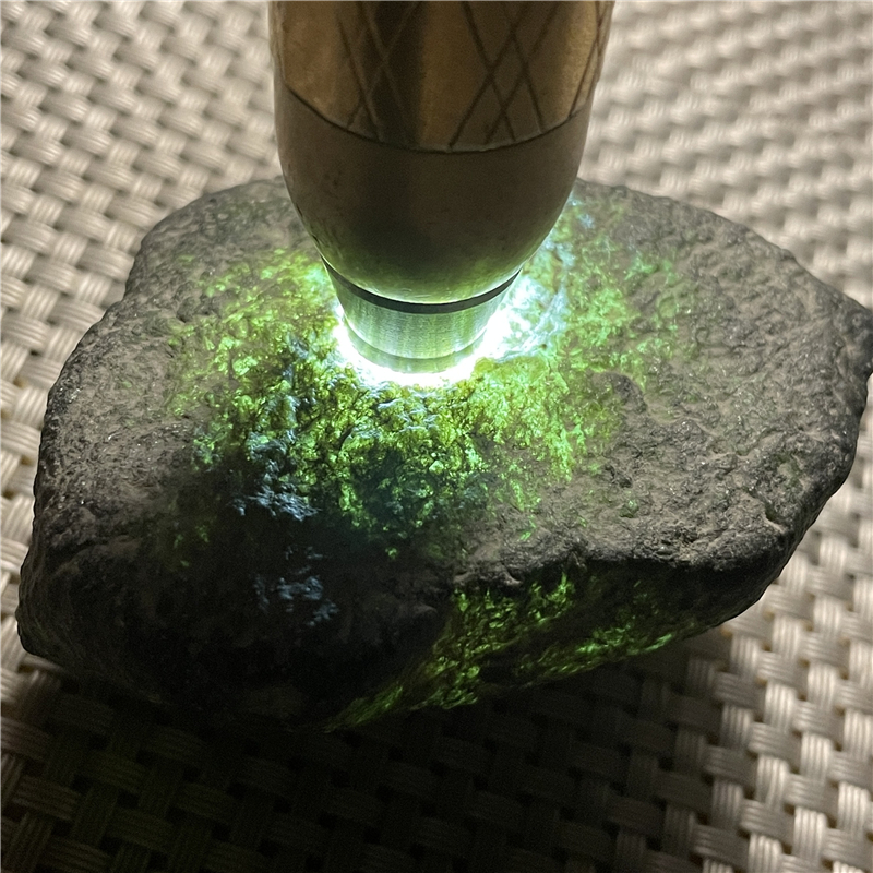 翡翠原石莫湾基色带料莫湾基种老肉质发黑原石-第2张图片-翡翠网 翡翠原石莫湾基色带料莫湾基种老肉质发黑原石-第2张图片-翡翠网