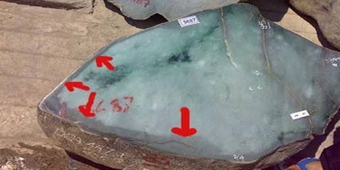 灰蓝色翡翠原石会卡翡翠原石的特点-第1张图片-翡翠网 灰蓝色翡翠原石会卡翡翠原石的特点-第1张图片-翡翠网