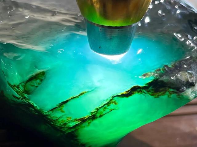 灰蓝色翡翠原石会卡翡翠原石的特点-第2张图片-翡翠网 灰蓝色翡翠原石会卡翡翠原石的特点-第2张图片-翡翠网