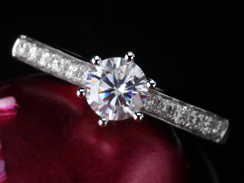 莫桑钻国内价格,莫桑钻回收价格多少钱-第2张图片-翡翠网 莫桑钻国内价格,莫桑钻回收价格多少钱-第2张图片-翡翠网