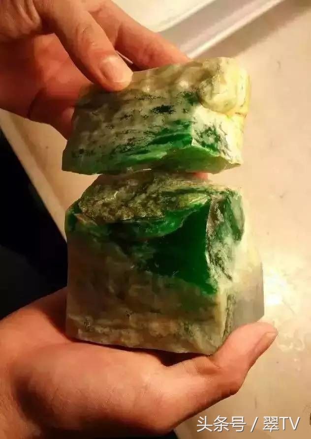 4000万原石切出百亿帝王绿,北流帝王绿翡翠原石描述-第1张图片-翡翠网 4000万原石切出百亿帝王绿,北流帝王绿翡翠原石描述-第1张图片-翡翠网