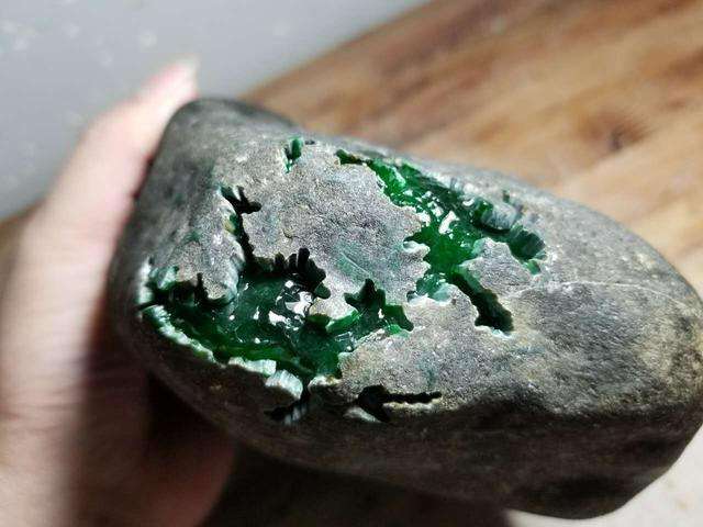 4000万原石切出百亿帝王绿,北流帝王绿翡翠原石描述-第2张图片-翡翠网 4000万原石切出百亿帝王绿,北流帝王绿翡翠原石描述-第2张图片-翡翠网