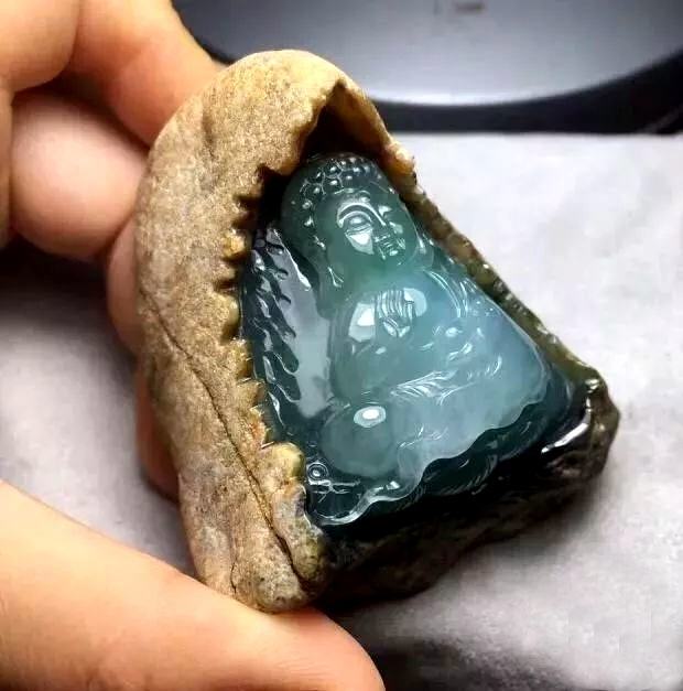 翡翠雕花是为了隐藏内裂吗翡翠原石不去皮能雕吗-第1张图片-翡翠网 翡翠雕花是为了隐藏内裂吗翡翠原石不去皮能雕吗-第1张图片-翡翠网