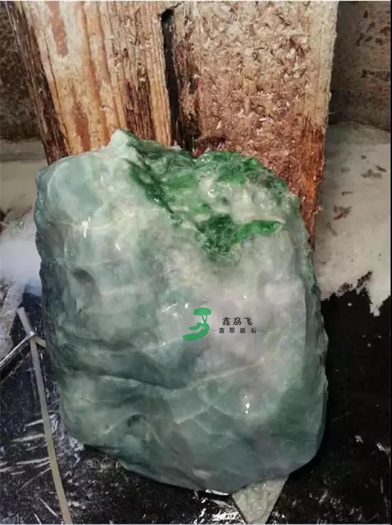 翡翠雕花是为了隐藏内裂吗翡翠原石不去皮能雕吗-第2张图片-翡翠网 翡翠雕花是为了隐藏内裂吗翡翠原石不去皮能雕吗-第2张图片-翡翠网