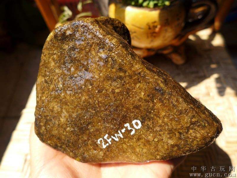 翡翠原石打灯后变红翡翠原石打灯绿中带黄-第1张图片-翡翠网 翡翠原石打灯后变红翡翠原石打灯绿中带黄-第1张图片-翡翠网