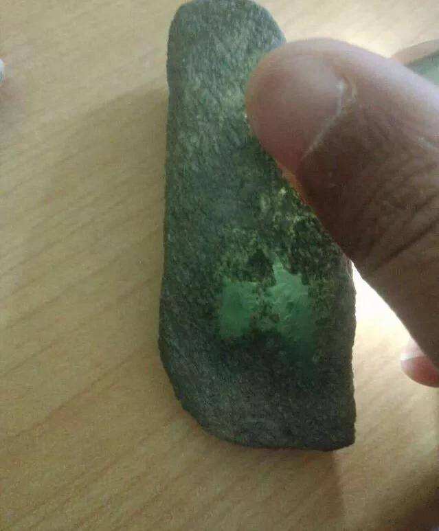 翡翠原石打灯后变红翡翠原石打灯绿中带黄-第2张图片-翡翠网 翡翠原石打灯后变红翡翠原石打灯绿中带黄-第2张图片-翡翠网