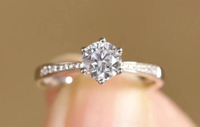 1万块的钻戒回收多少钱,求婚买多大的钻戒-第2张图片-翡翠网 1万块的钻戒回收多少钱,求婚买多大的钻戒-第2张图片-翡翠网