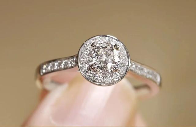 1万块的钻戒回收多少钱,求婚买多大的钻戒-第3张图片-翡翠网 1万块的钻戒回收多少钱,求婚买多大的钻戒-第3张图片-翡翠网