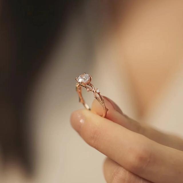 1万块的钻戒回收多少钱,求婚买多大的钻戒-第9张图片-翡翠网 1万块的钻戒回收多少钱,求婚买多大的钻戒-第9张图片-翡翠网