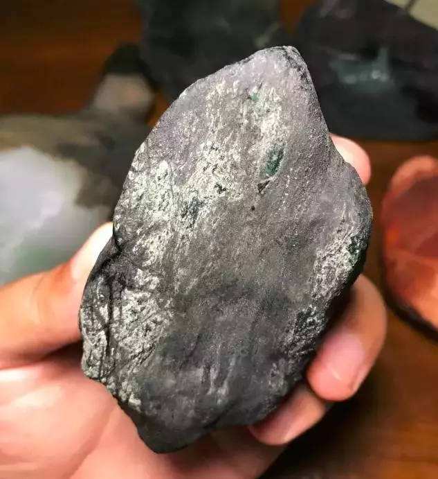 翡翠原石可以用柴油泡吗,被药水泡过的翡翠怎么鉴别-第2张图片-翡翠网 翡翠原石可以用柴油泡吗,被药水泡过的翡翠怎么鉴别-第2张图片-翡翠网