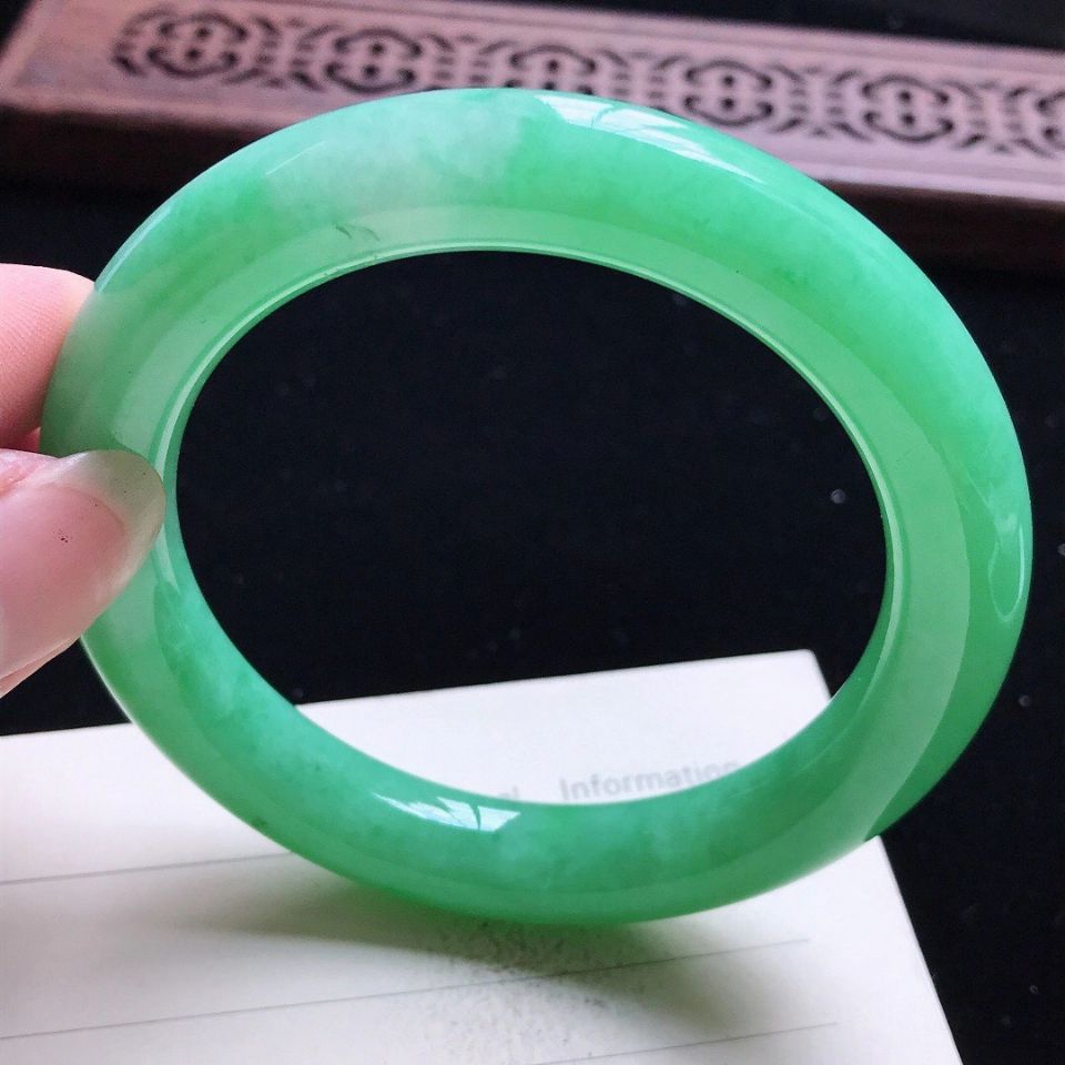 5000左右的糯种手镯,满绿的假翡翠手镯-第2张图片-翡翠网 5000左右的糯种手镯,满绿的假翡翠手镯-第2张图片-翡翠网