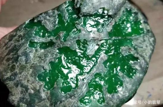 最贵的翡翠原石500亿帝皇绿翡翠原石价格-第1张图片-翡翠网 最贵的翡翠原石500亿帝皇绿翡翠原石价格-第1张图片-翡翠网