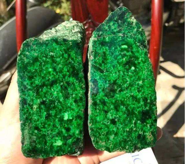 最贵的翡翠原石500亿帝皇绿翡翠原石价格-第2张图片-翡翠网 最贵的翡翠原石500亿帝皇绿翡翠原石价格-第2张图片-翡翠网