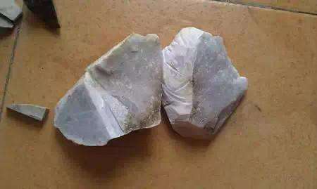 翡翠原石探索过程图解翡翠的酸洗纹是啥样子的-第1张图片-翡翠网 翡翠原石探索过程图解翡翠的酸洗纹是啥样子的-第1张图片-翡翠网