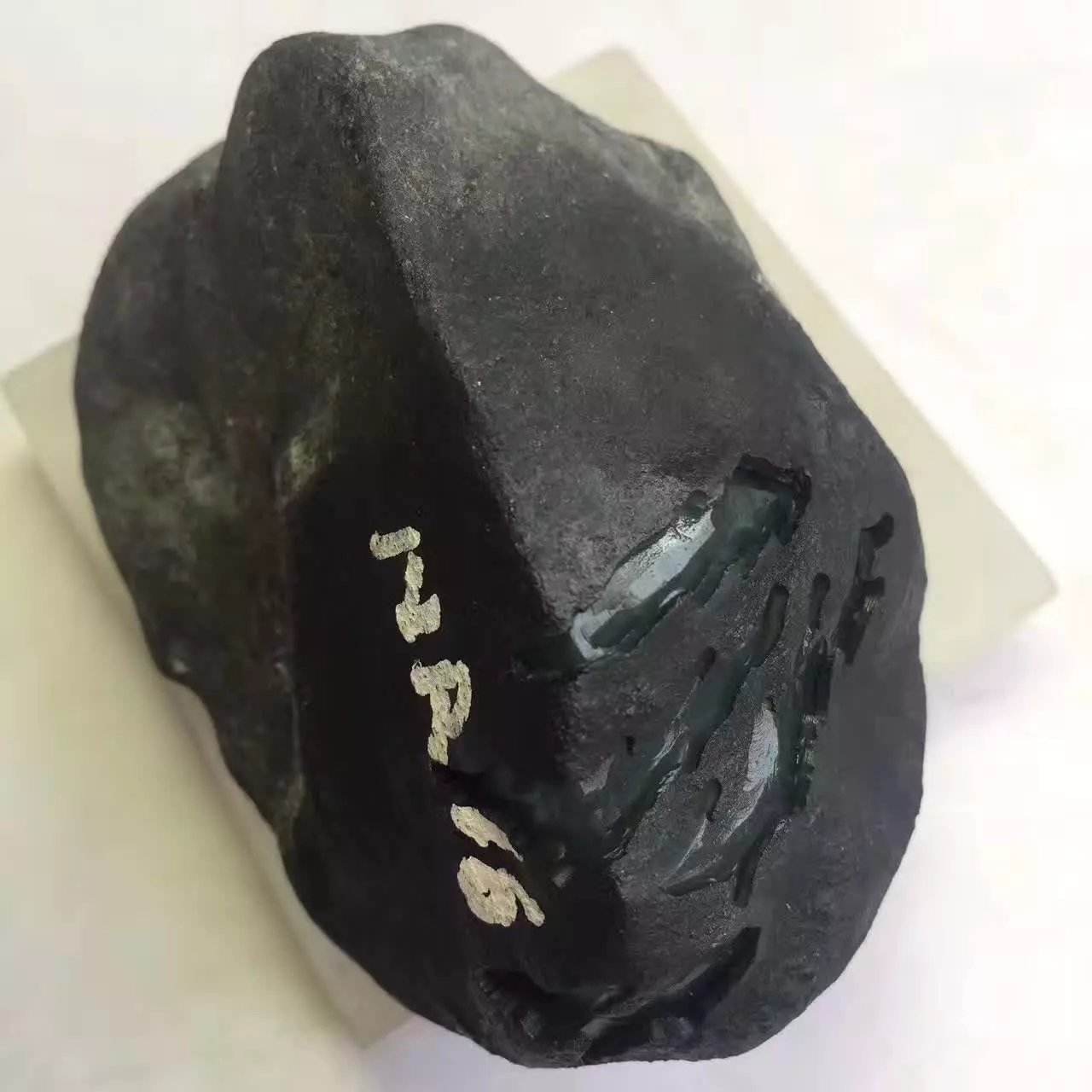 翡翠原石根本变不成财富,翡翠原石表面闪光怎么回事-第2张图片-翡翠网 翡翠原石根本变不成财富,翡翠原石表面闪光怎么回事-第2张图片-翡翠网